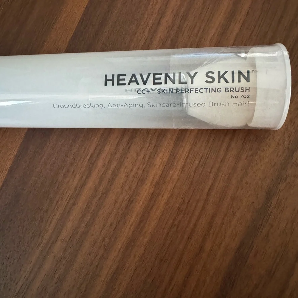 It Cosmetics HEAVENLY SKIN CC+ SKIN-PERFECTING BRUSH #702
